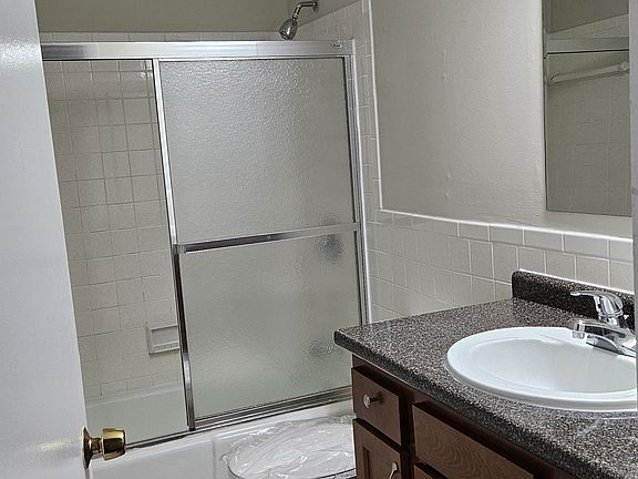 5th image of 950 Farmington Ave #1B-1Ba