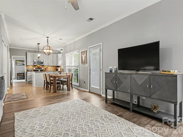 8910 Castlebay Dr, Charlotte, NC 28277