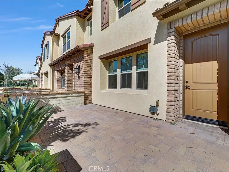 453 Estrella Ln — Photo 2