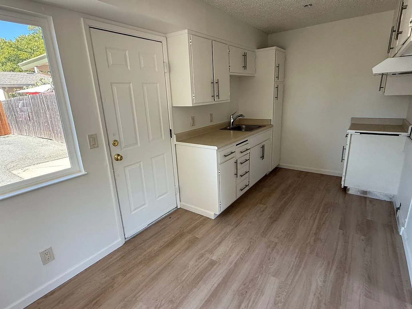 Edwards 1323 — Photo 4