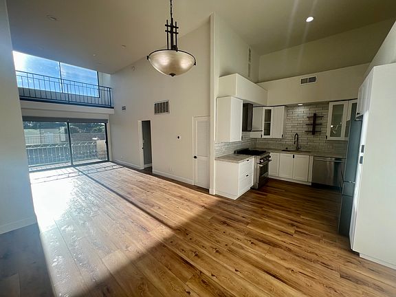 2nd image of 390 S Sepulveda Blvd #2