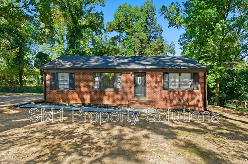 3 bed, 1.5 bath, 1032 sqft, $1,395 — Photo 1