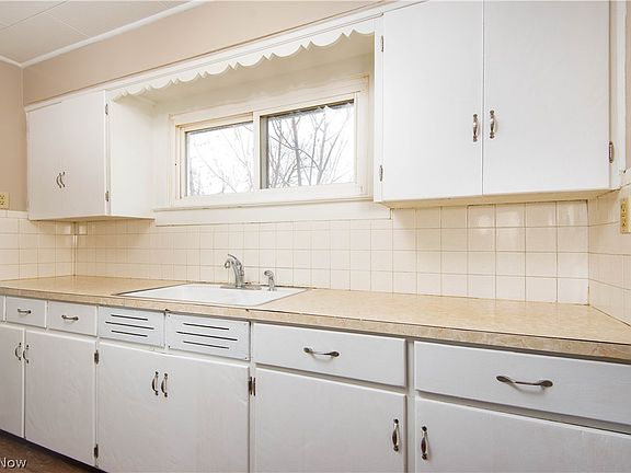 5th image of 231 Windsor St