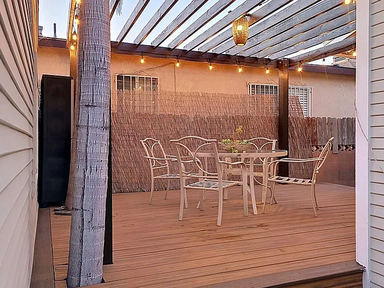 3819 S Van Ness Ave — Photo 24