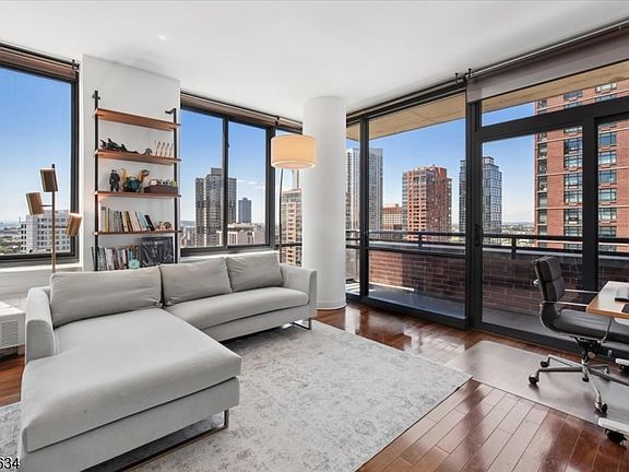 3rd image of 389 Washington St #23A