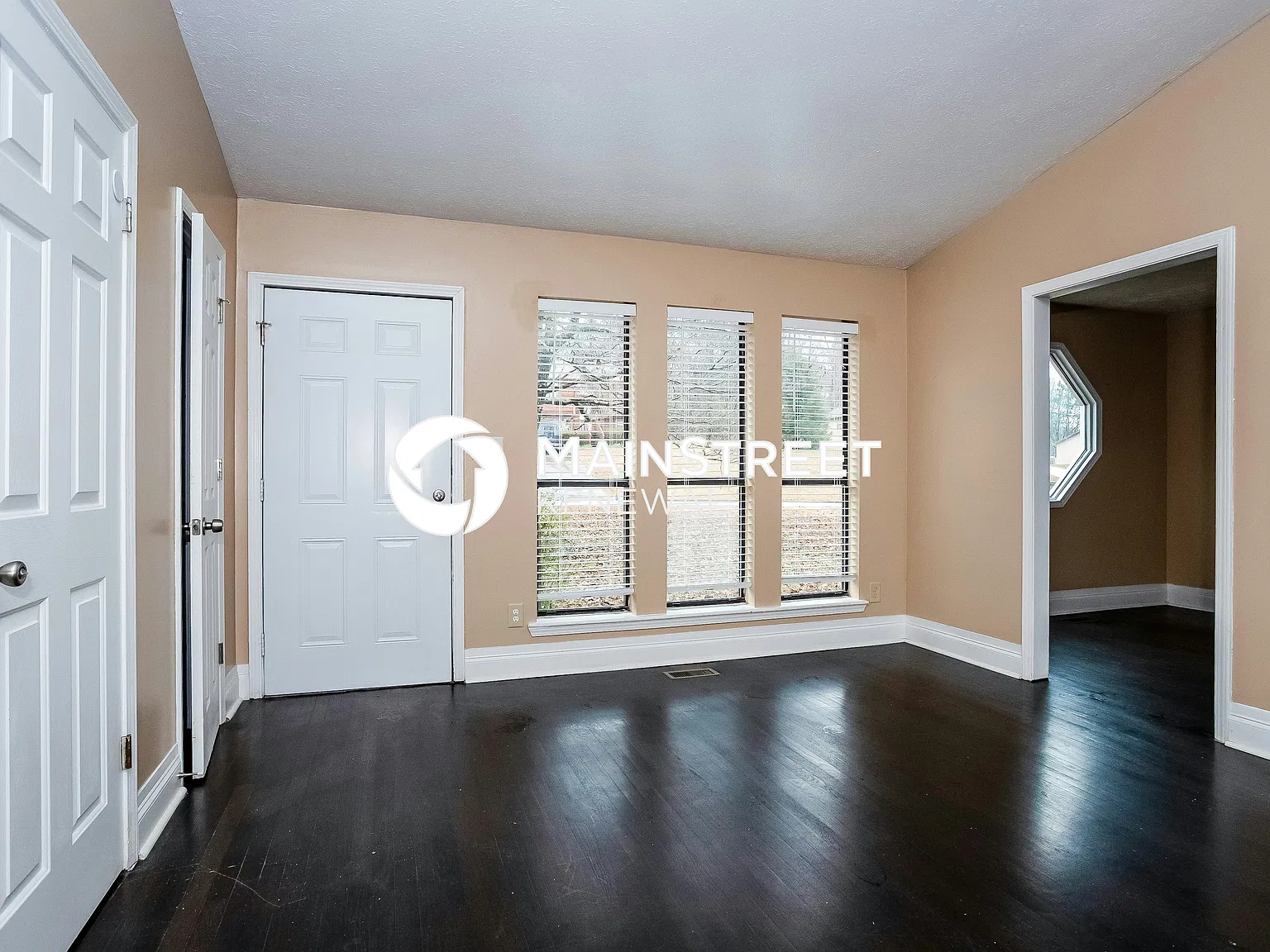 4055 Cranwood Dr — Photo 2