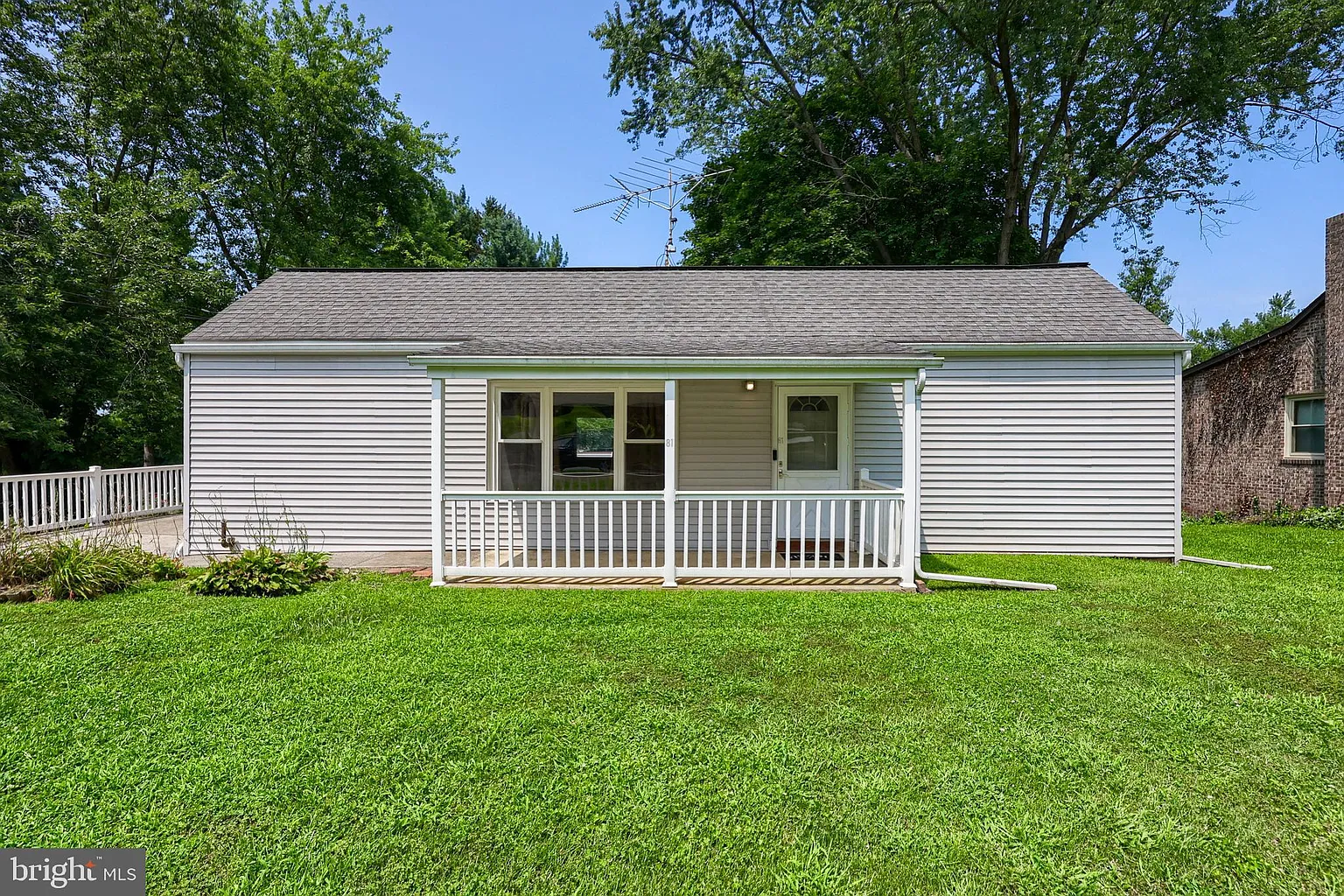 81 Buch Ave photo 1