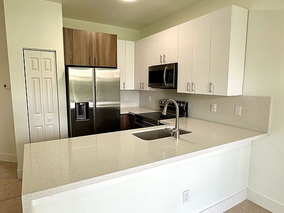 4th image of 360 NE 21st Ave #360