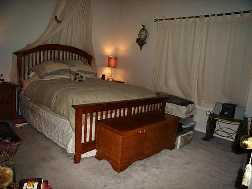 Large bedroom 14 1/2'x11'