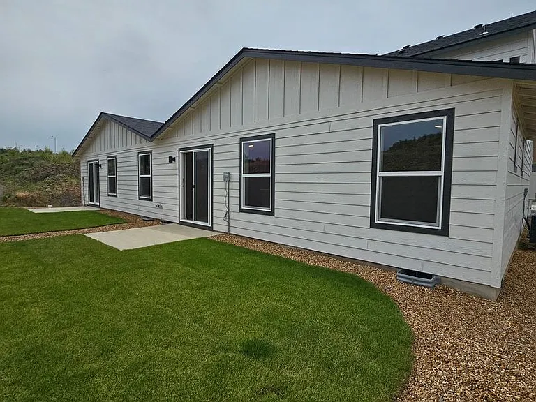 936 SE Starview Ave — Photo 5