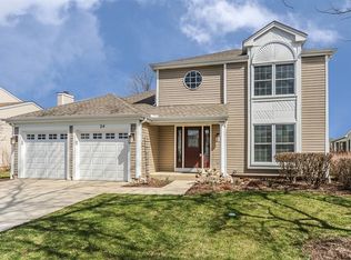 24 McKinley Ln, Streamwood, IL