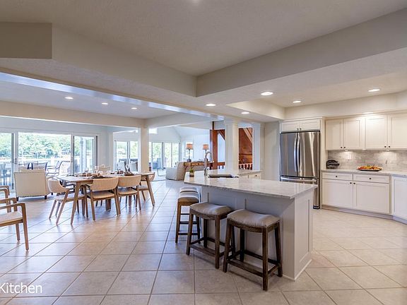 5th image of 895 Kingsway Cir