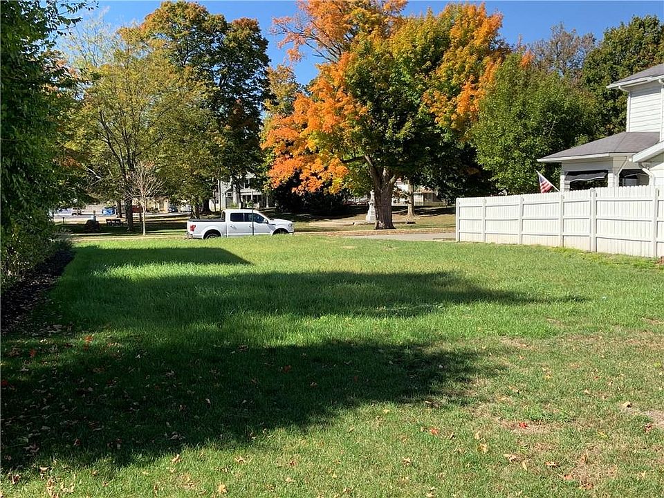 2nd image of 216 N Park Rd