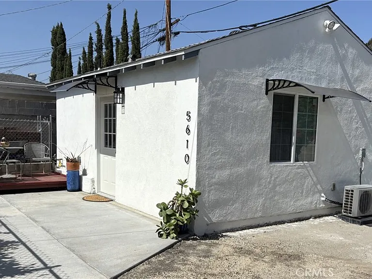 5610 Riverton Ave — Photo 8