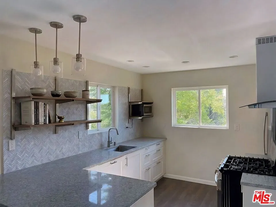 2 bed, 2.0 bath, 798 sqft, $3,950 — Photo 3