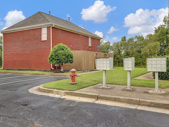 3rd image of 818 Barrington Woods Cv #840