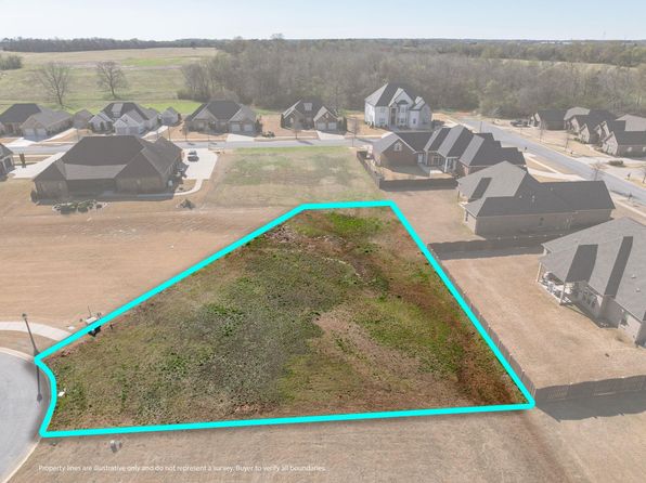 1126 Hidden Grove Pl, Florence, AL 35630