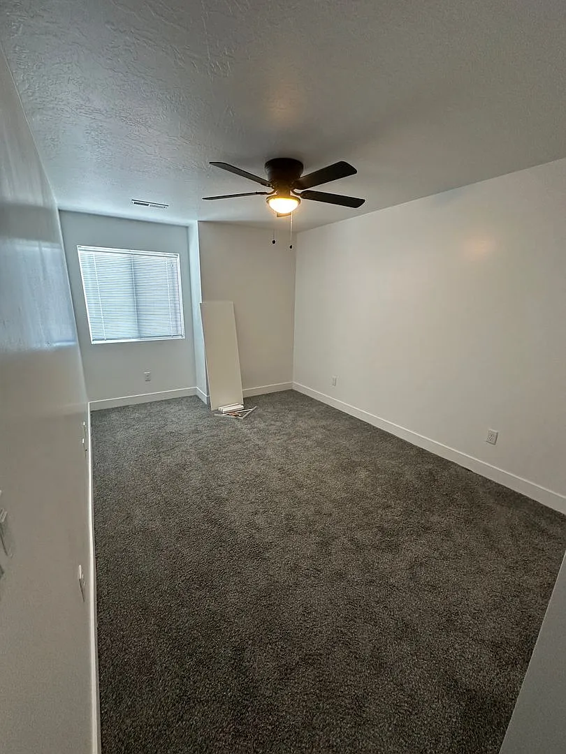 4 Bed 3.5 Bath Townhouse — Photo 2