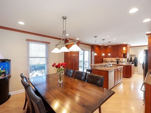 4th image of 1037 Sheridan Ave