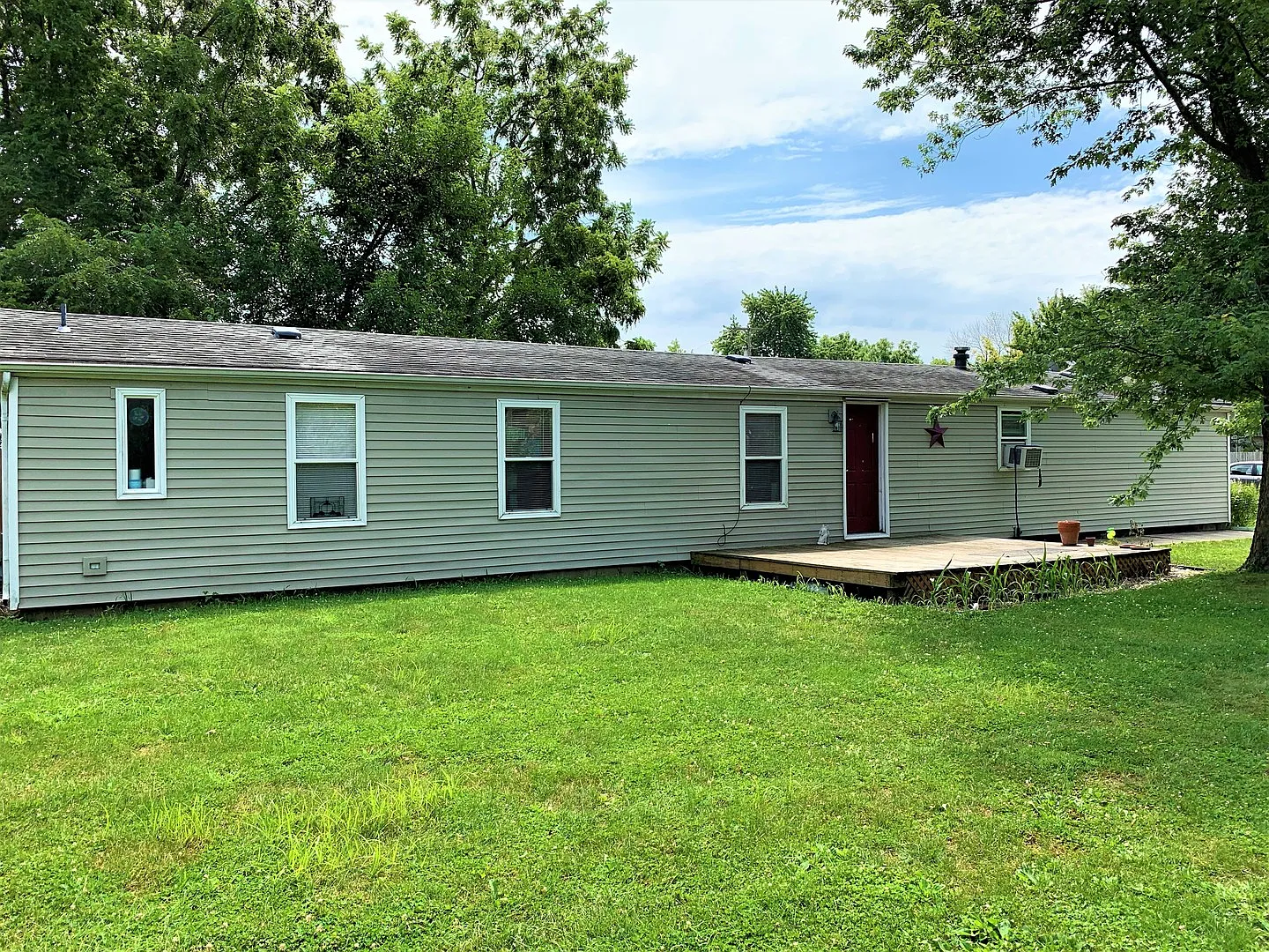 104 E Logan St photo 1