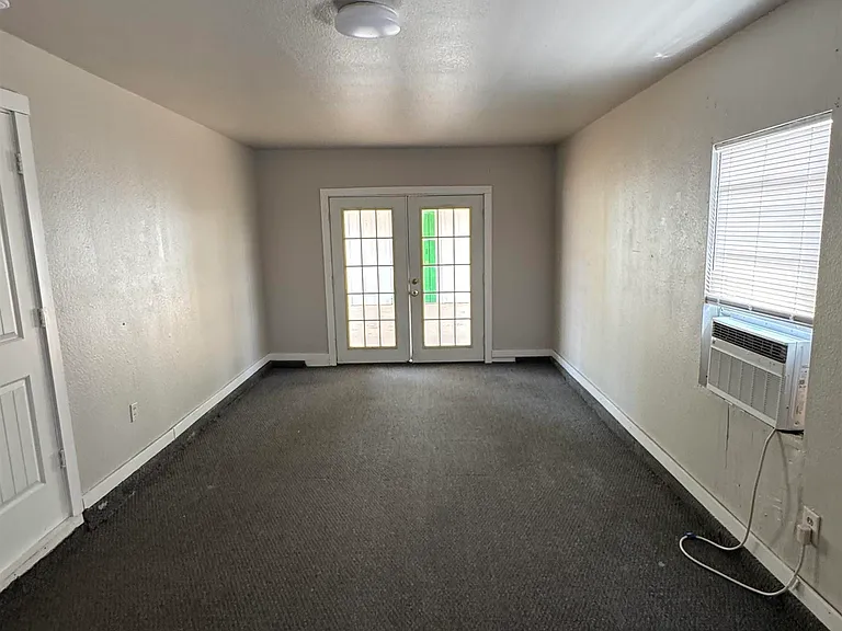 407 E Gilbert St — Photo 7