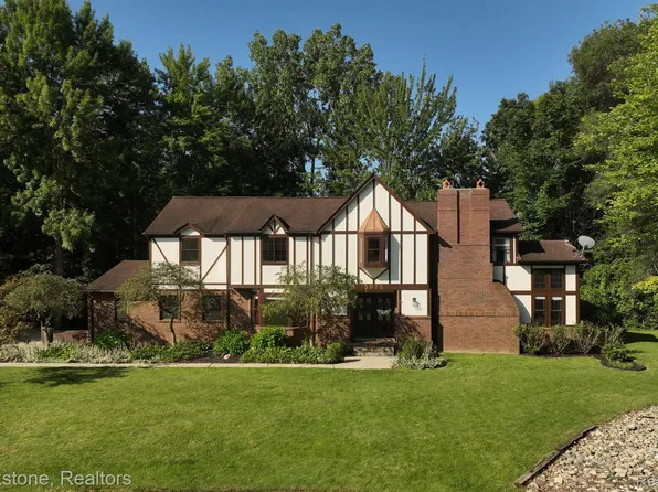 5072 Far Ravine Ct, West Bloomfield, MI 48323