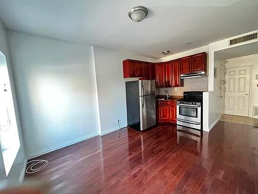 Rented by Salon Realty Corp | media 2