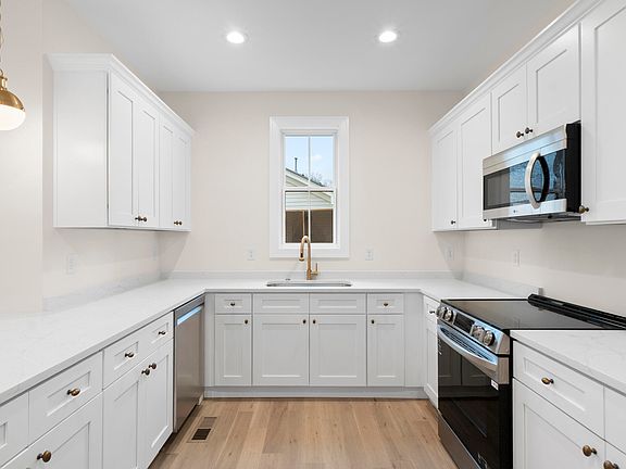 5th image of 6028 Ridgeview Cir