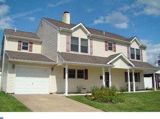 541 Stonybrook Dr E, Levittown, PA 19055