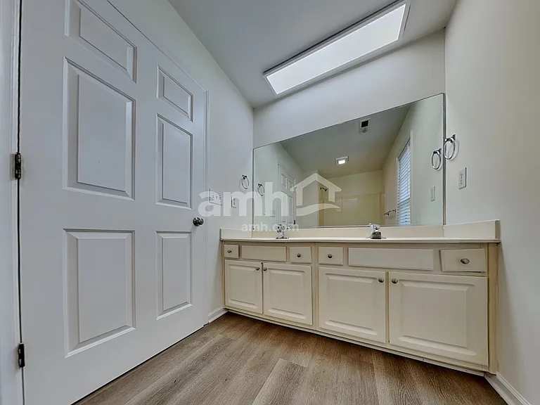 5640 Regent Village Dr — Photo 10