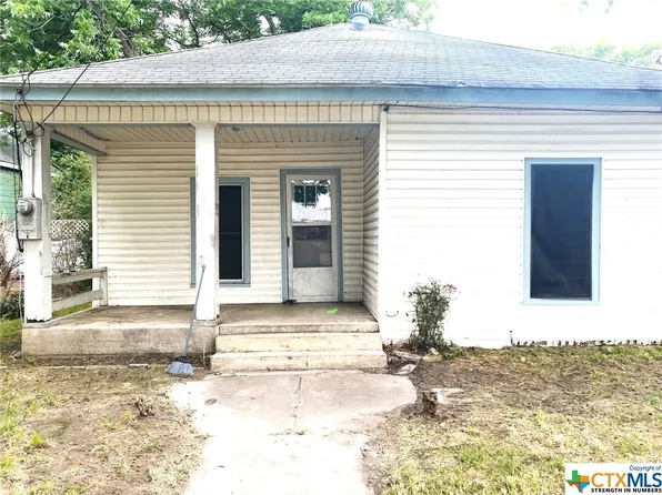 923 N College St, Gonzales, TX 78629