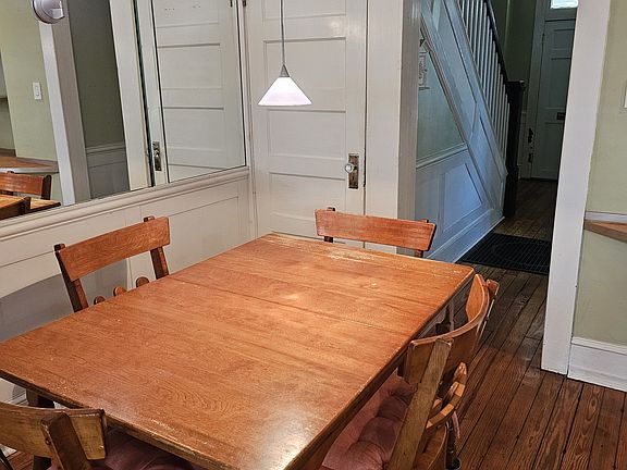 Eat-In Dining Area