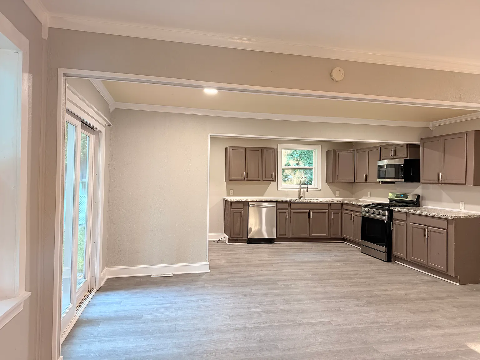3 bed, 1200 sqft, $2,000 — Photo 3