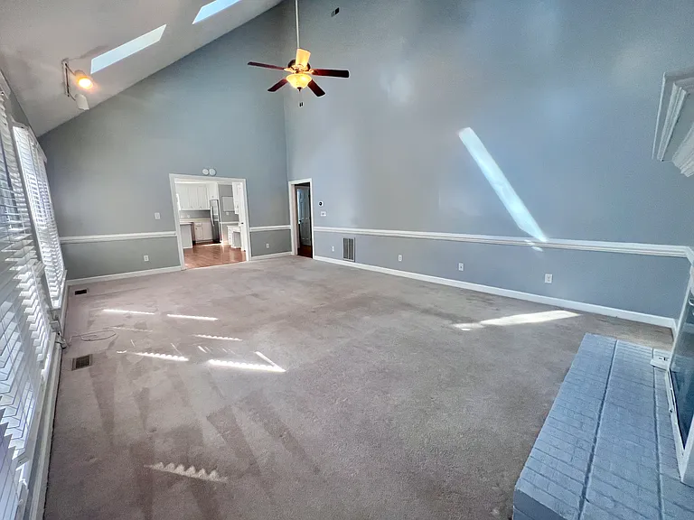 Large Family room w/Skylights-Pic 2