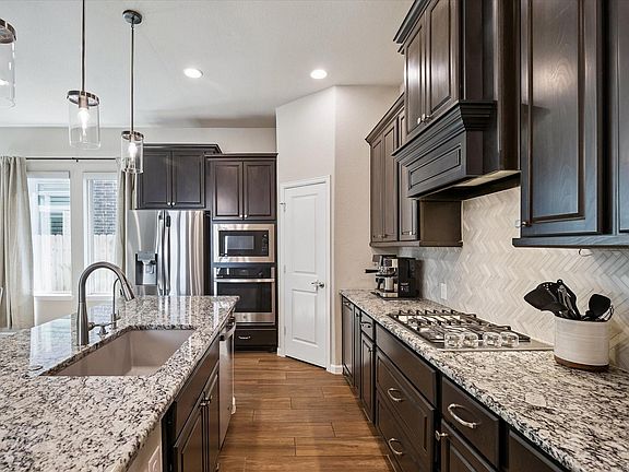 4th image of 388 Rise Ln
