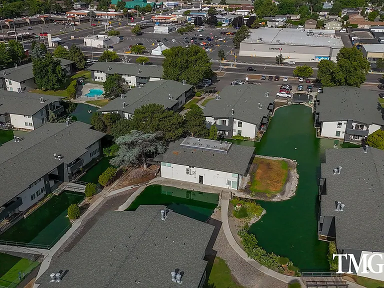 Lakeside Apartments — Photo 15