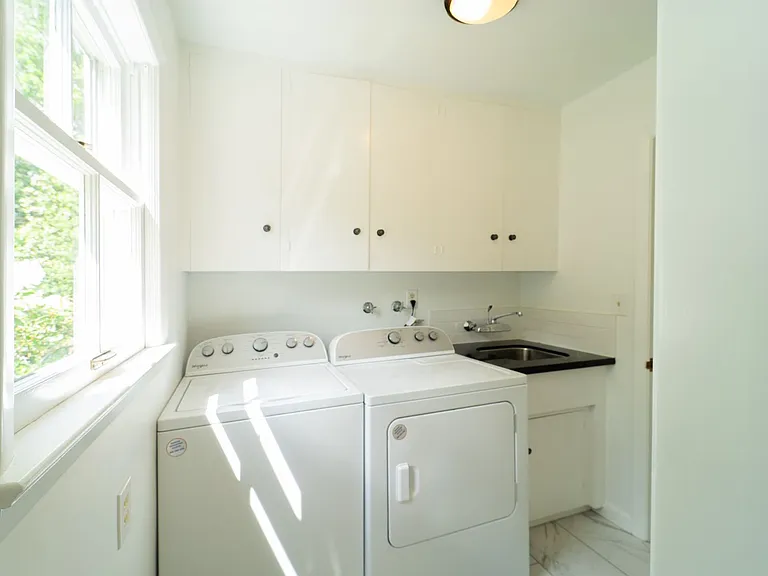 Brentwood House — Photo 28