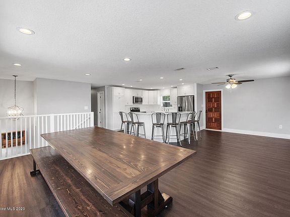 5th image of 885 Williamsburg Dr