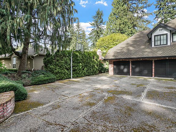 4th image of 2520 Sahalee Dr W