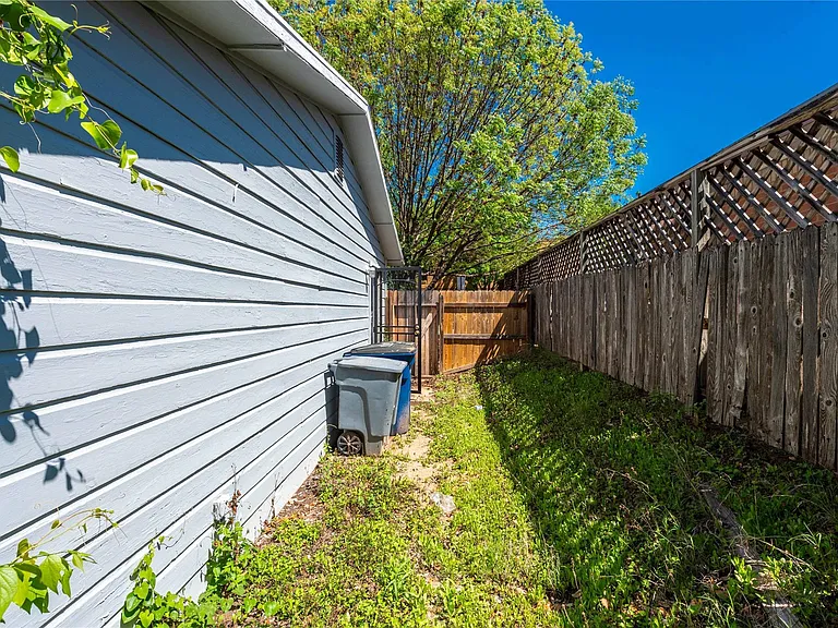 1013 E 10th St — Photo 16