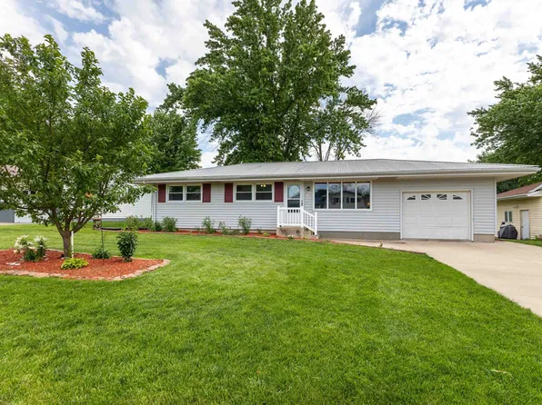 411 10th Ave SE, Dyersville, IA 52040