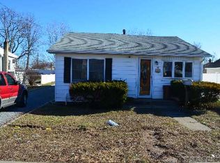 766 Knoll St, Lindenhurst, NY 11757