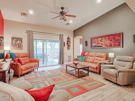 3rd image of 2334 W MYRTLE Avenue