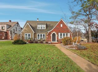 1303 SW Pembroke Ln, Topeka, KS 66604