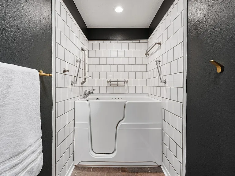 2907 Broadmoor Dr — Photo 33