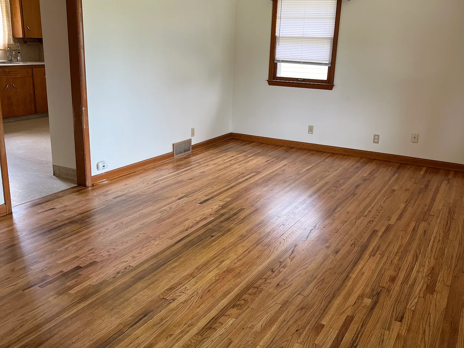 6 bed, 1900 sqft, $2,400 — Photo 3
