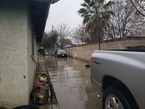 Driveway extends all the waytobackyard
