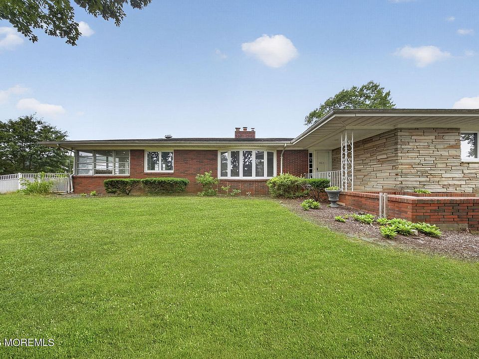 1st image of 864 Breezy Oaks Drive