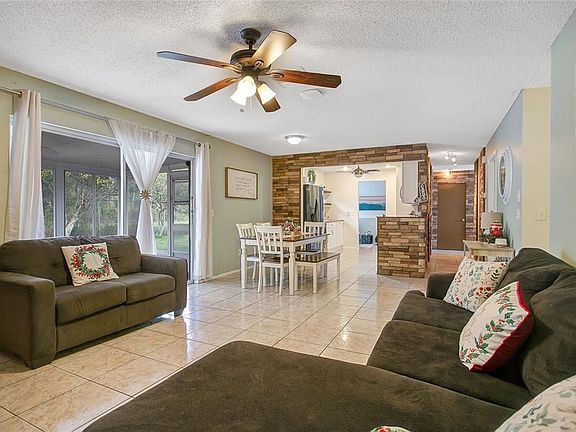 2nd image of 110 W Cedarwood Cir