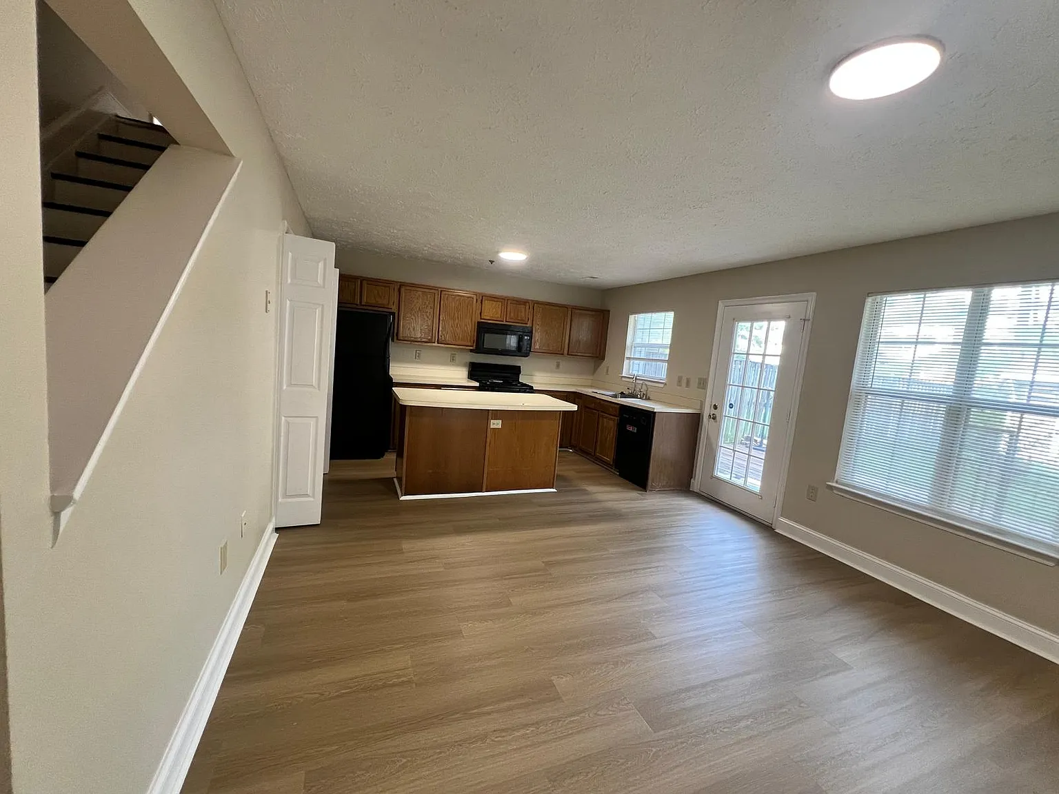 3 bed, 2.5 bath, 1464 sqft, $2,300 — Photo 4